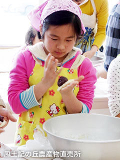 生地で餡子を包みます。