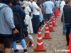 もろこしフェア2019人込み02.jpg